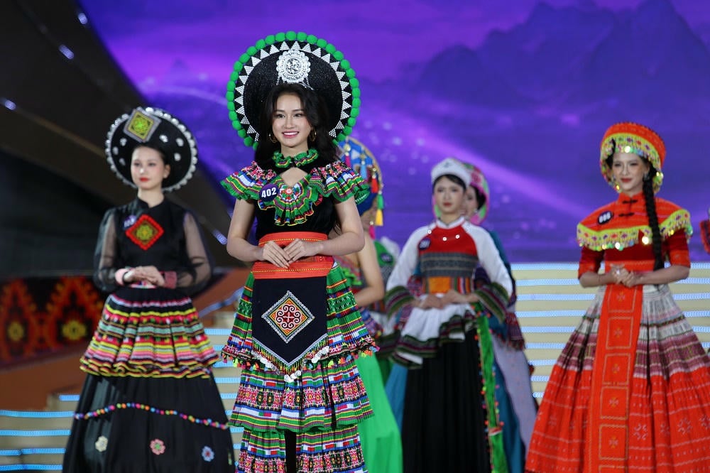 Nasjonal fargerik aftenkjoleopptreden.