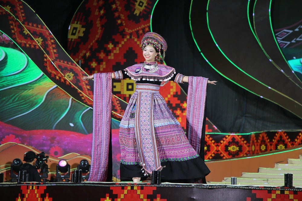 Kandidatene er trygge i sine nasjonaldrakter.