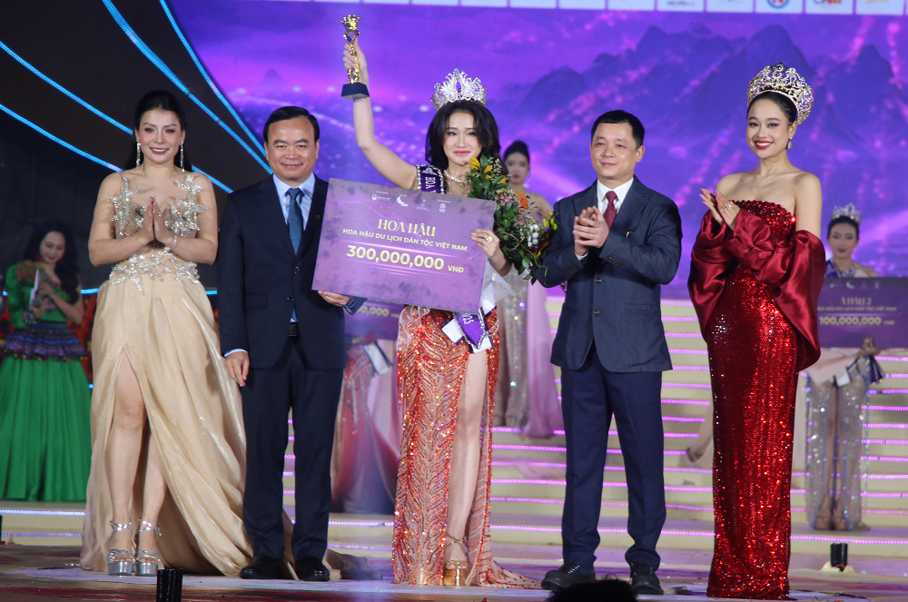 Ny frøken Tran Minh Phuong i kroningsøyeblikket.