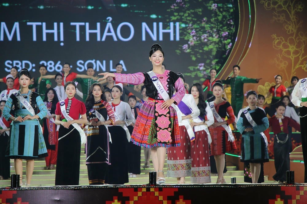 Vakre deltakere i nasjonaldrakter.