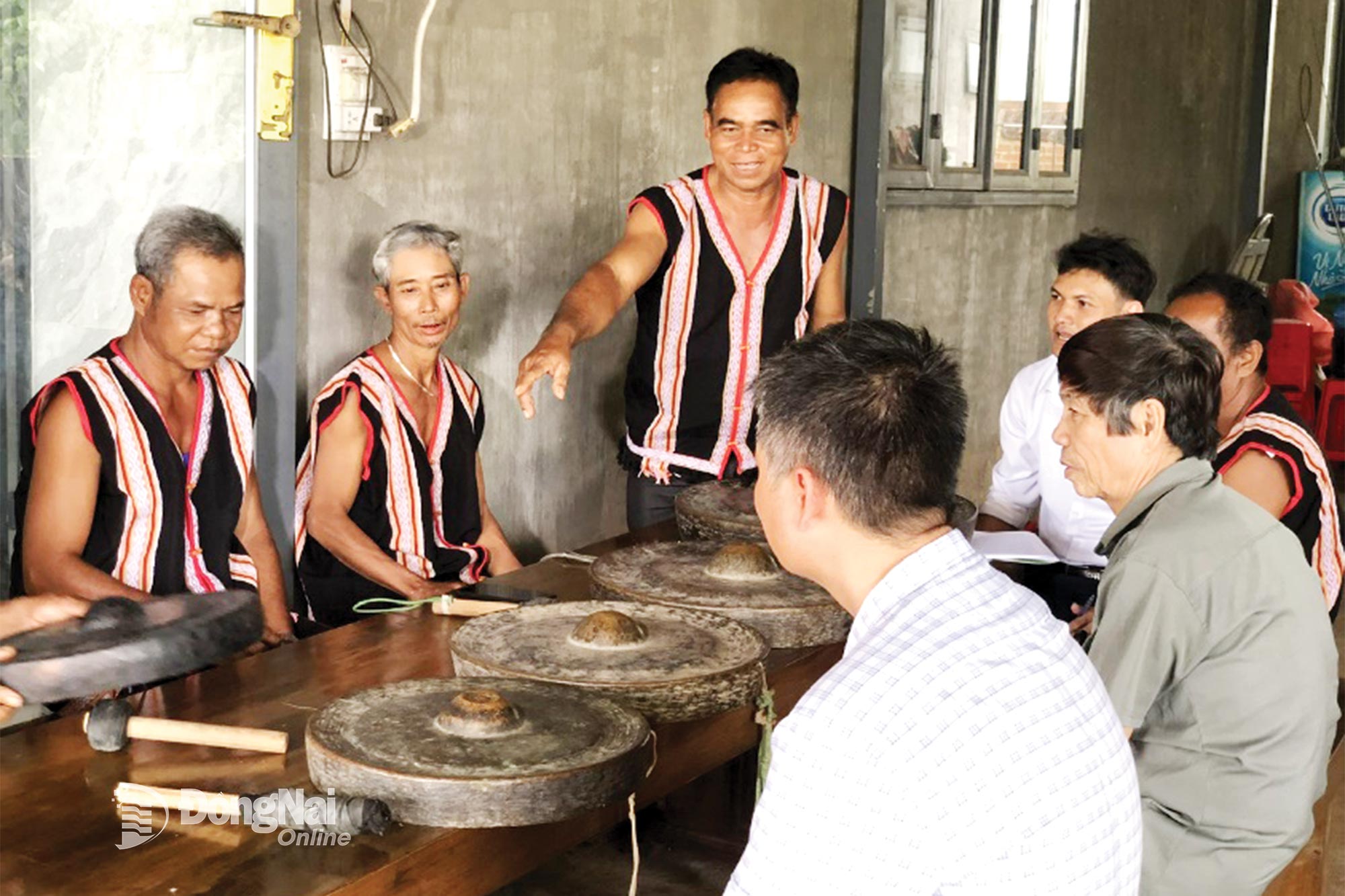 هنرمند دیو لی مین (ایستاده) و اعضای تیم گونگ روستای شماره ۲ به طور فعال فرهنگ ملی را حفظ میکنند و همزمان شور و شوق آن را به نسل جوان منتقل میکنند.