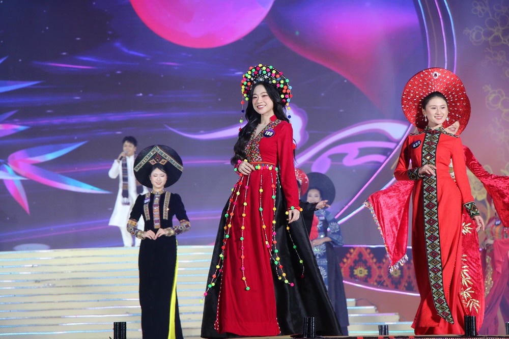 Kandidater i Ao Dai-forestillingen.