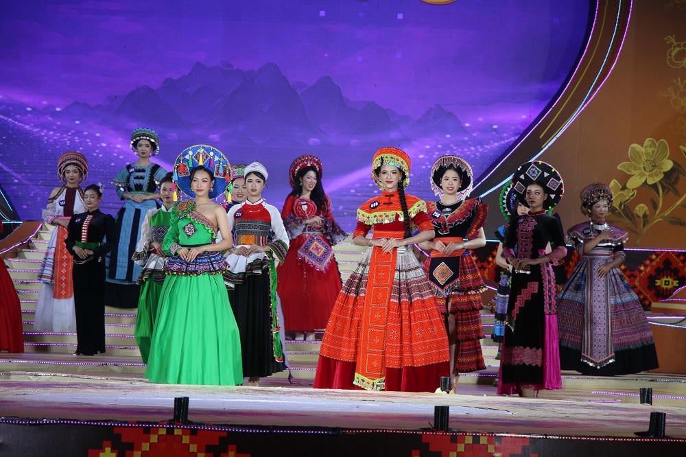 Deltakerne var imponert over prestasjonen til de nasjonale fargerike aftenkjolene.