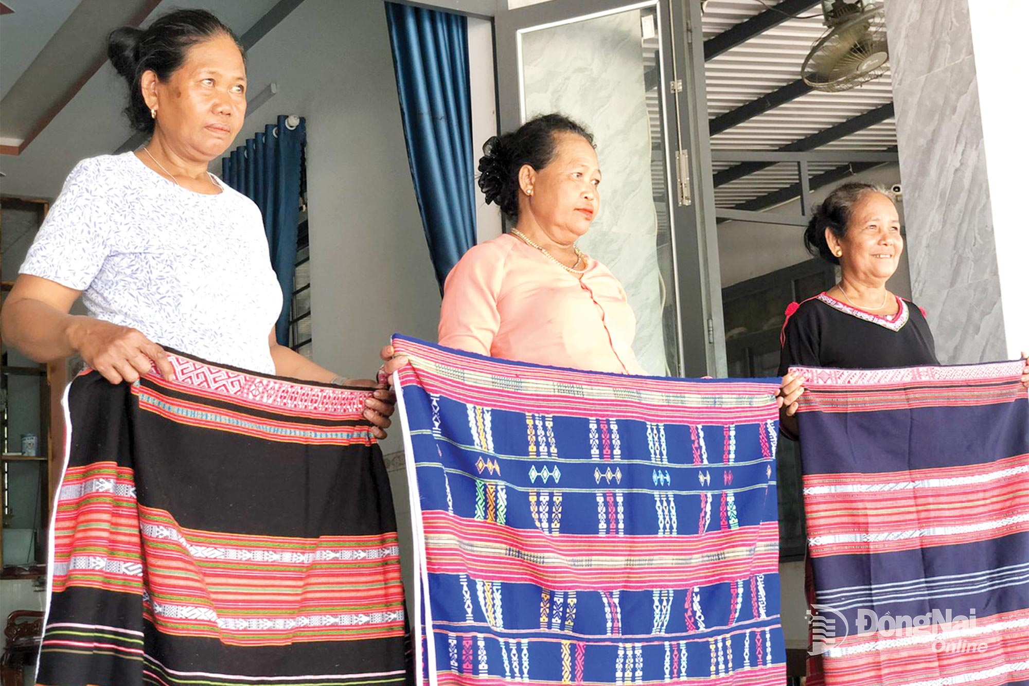 طرحهای زربافت استینگ درخشان و ظریف هستند و روح زنان کوهستانی را در خود جای دادهاند و روح ملی را از طریق هر دوخت حفظ میکنند.