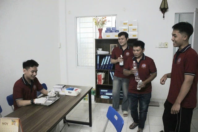 Történetek különleges szobákból (befejező rész): Orvosok és ápolók kinyújtott karjai - 3. kép. Chuyện từ những căn phòng đặc biệt (kỳ cuối): Cánh tay nối dài của y, bác sĩ- Ảnh 3.