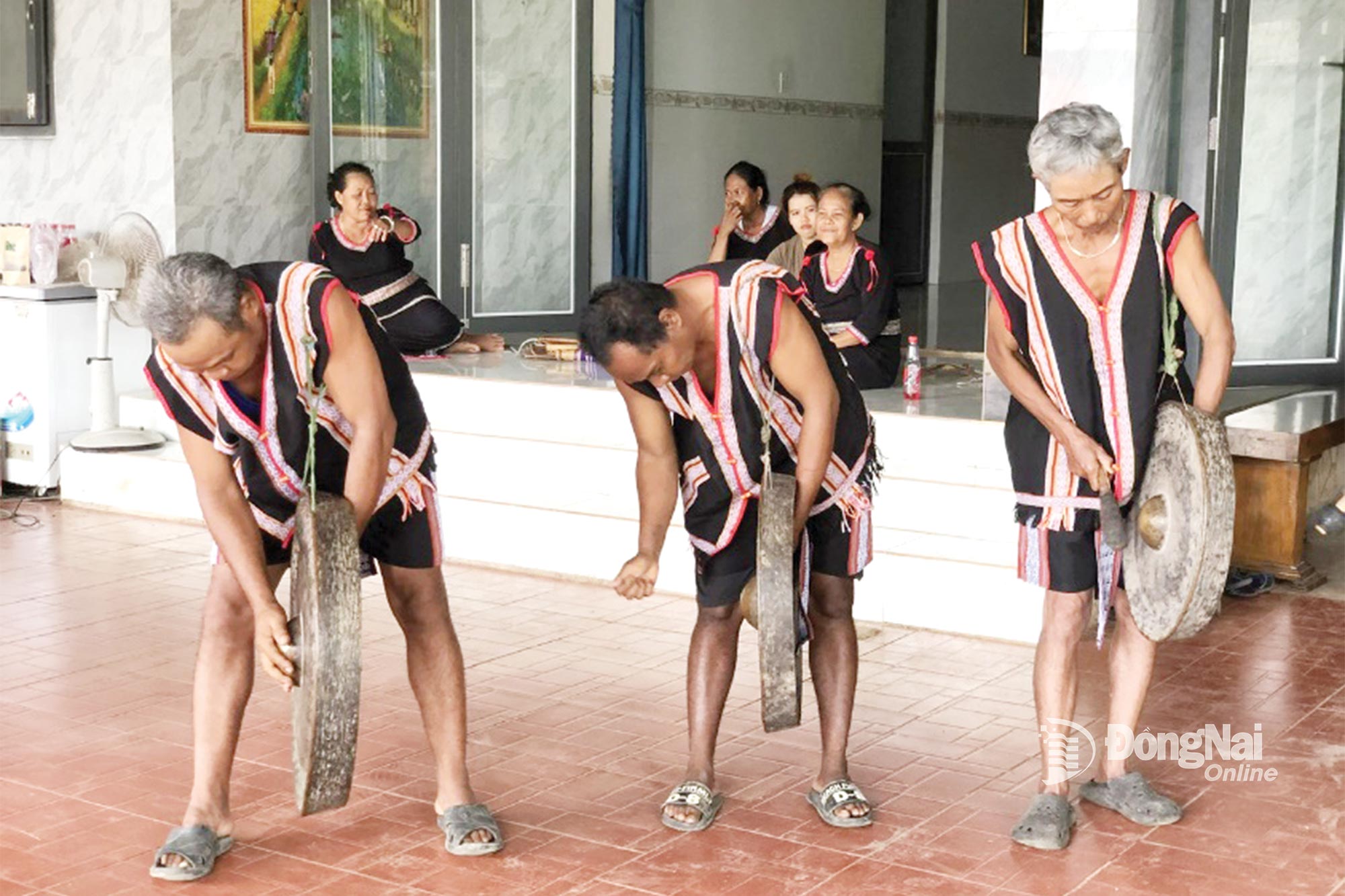 تیم گنگ روستای شماره ۲ با پوشیدن لباسهای زربفت، هر روز با پشتکار تمرین میکنند. صدای گنگها در سراسر روستا طنینانداز میشود و نسلهای مختلف مردم استینگ را با همبستگی و غرور به هم پیوند میدهد.