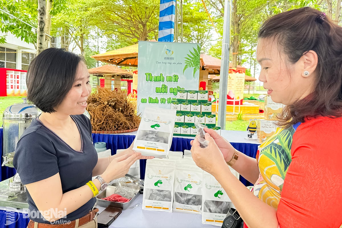 Der Wintermelonentee der Firma An Hoa Hung aus dem Bezirk Long Hung in der Provinz Dong Nai nahm an einer Verkaufsförderungsmaßnahme im Bezirk Tran Bien teil. Foto: Binh Nguyen Der Teeproduzent An Hoa Hung aus Long Hung, Provinz Dong Nai, nahm an einer Verkaufsförderungsmaßnahme im Bezirk Tran Bien teil.