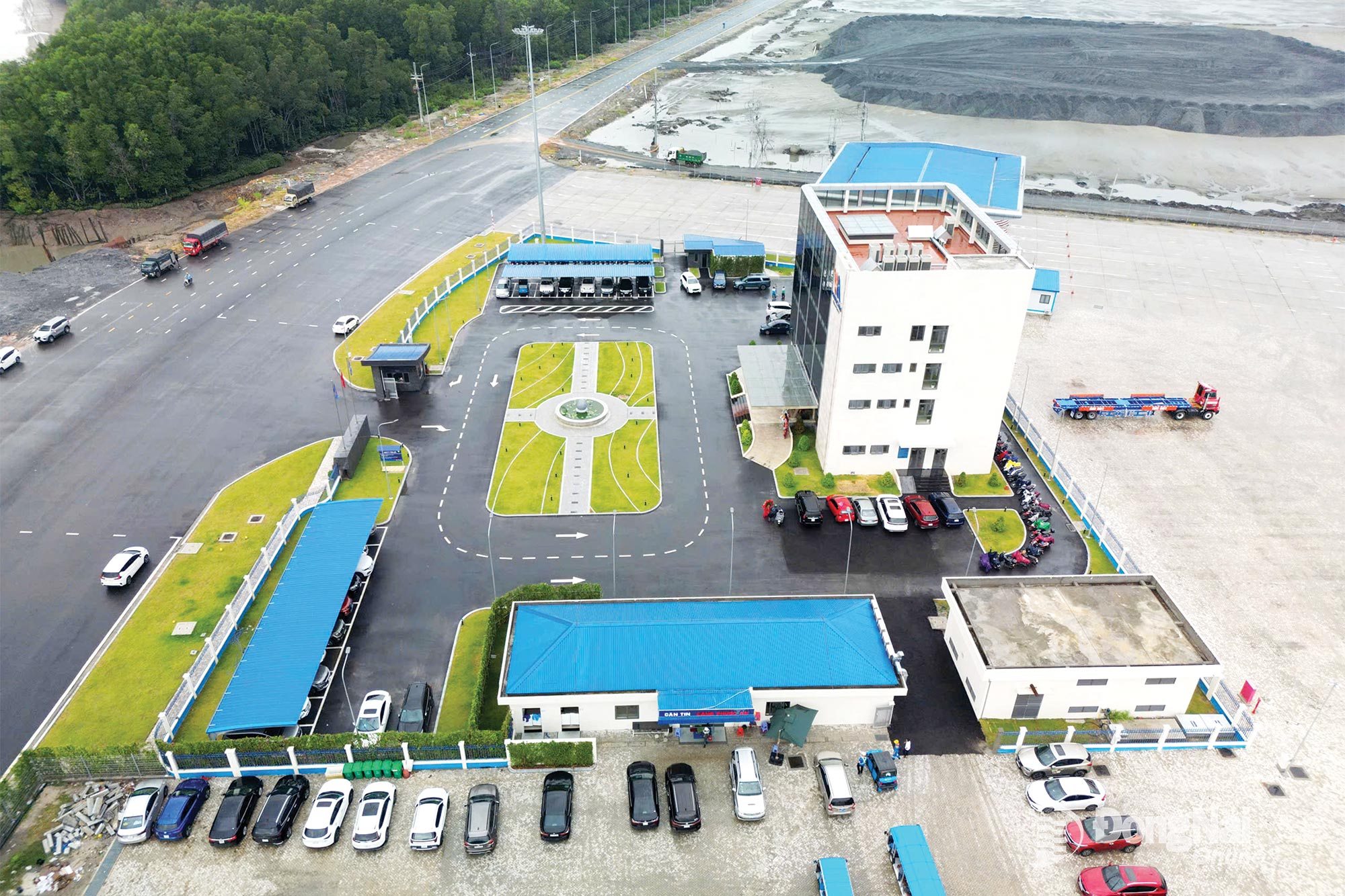 Dong Nai studerar och bygger ett frihandelszonsprojekt för att fullt ut utnyttja Long Thanhs internationella flygplats och Phuoc Ans hamn. På bilden: Phuoc Ans hamnledningsbyggnad (Phuoc An kommun). Foto: NAVY