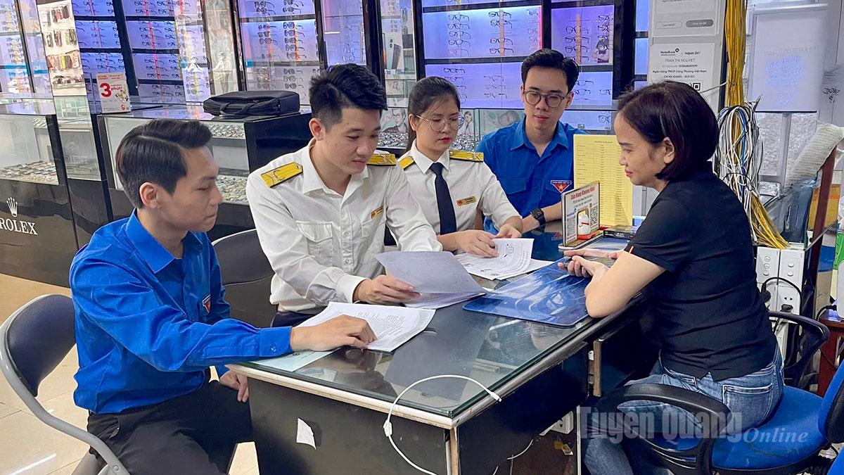 Skattemyndigheter fra seks lokaliteter i Tuyen Quang-provinsen fremmer og støtter direkte bedriftshusholdninger i å gå over fra engangsskatt til selvangivelse. Foto: Thuy Nga