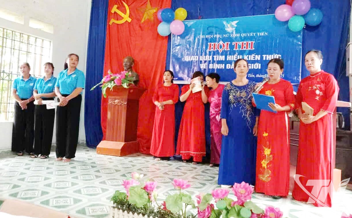 Kvinnoförbundet i Quyet Tien-byn (Hop Thanh-kommunen) utbytte kunskap om jämställdhet.