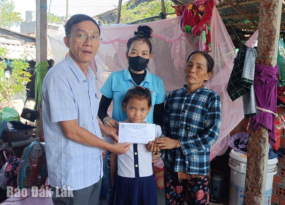 Representantes de la compañía Phong Phu – Phu Yen International Investment Joint Stock Company entregaron regalos para apoyar a una familia cuya casa resultó dañada en la comuna de O Loan.