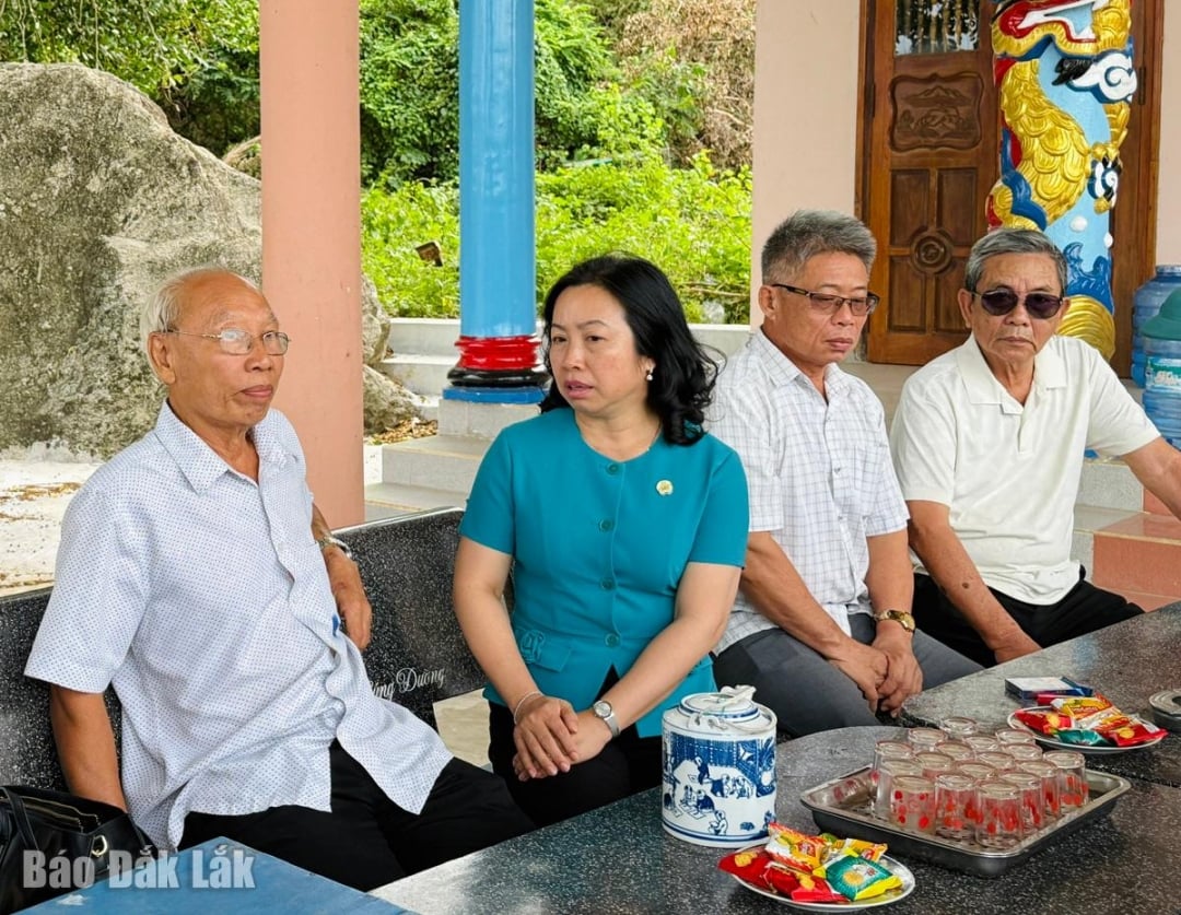 សមមិត្ត Thai Thu Xuong អនុប្រធានអចិន្ត្រៃយ៍នៃសហព័ន្ធការងារវៀតណាមបានទៅសួរសុខទុក្ខ និងលើកទឹកចិត្តសមាជិកសហជីពដែលរងផលប៉ះពាល់ធ្ងន់ធ្ងរ។