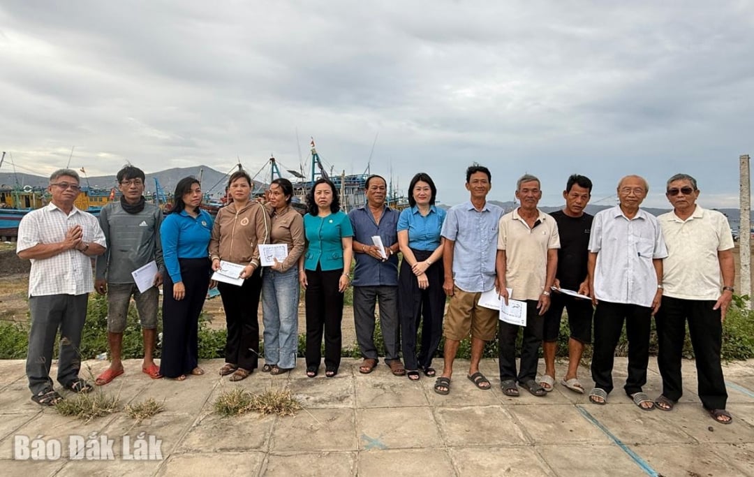 ថ្នាក់ដឹកនាំសហភាពការងារវៀតណាម និងសហភាពការងារខេត្ត ប្រគល់អំណោយឧបត្ថម្ភដល់សមាជិកសហជីព។