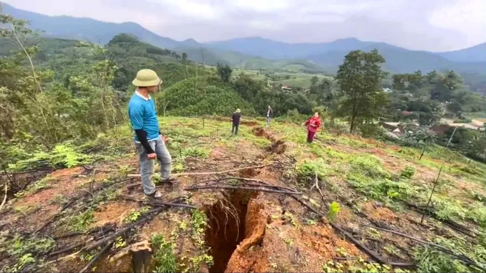 Egy repedésekkel és süllyedéssel tarkított domb Quyet Thang faluban, Son Kim 2 községben