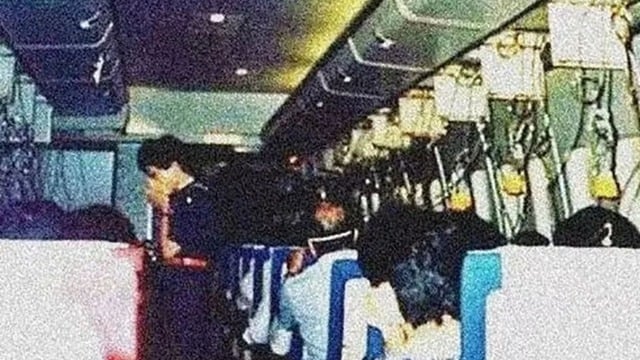 Bức ảnh ám ảnh trong vụ tai nạn máy bay khiến 520 người thiệt mạng - Ảnh 2.