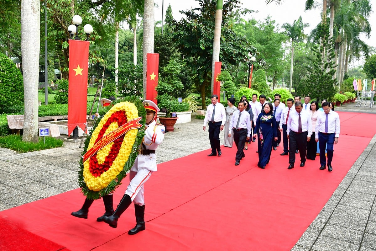 Đoàn dâng hoa kính viếng tại Đền thờ Chủ tịch Hồ Chí Minh.