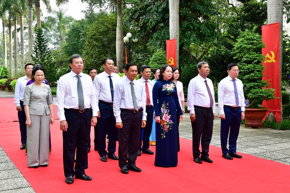 Đoàn công tác Trung ương và lãnh đạo tỉnh viếng Chủ tịch Hồ Chí Minh.