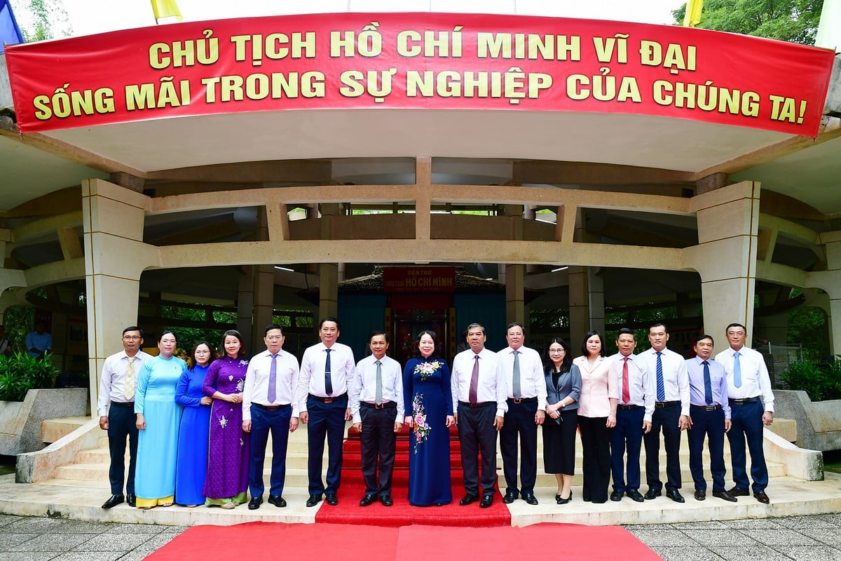 Đoàn chụp ảnh lưu niện tại Khu di tích lịch sử văn hóa Đền thờ Chủ tịch Hồ Chí Minh tại phường Long Đức.