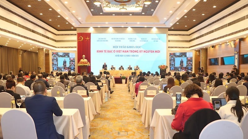 في صباح يوم 15 نوفمبر/تشرين الثاني، نظمت لجنة السياسة والاستراتيجية المركزية، والأكاديمية الوطنية للسياسة هوشي منه، والمجلس النظري المركزي، والمجلة الشيوعية، وجمعية كبار السن في فيتنام مؤتمرا علميا مشتركا في هانوي. Kinh tế bạc Việt Nam: Khai thông nguồn lực chiến lược trong kỷ nguyên mới