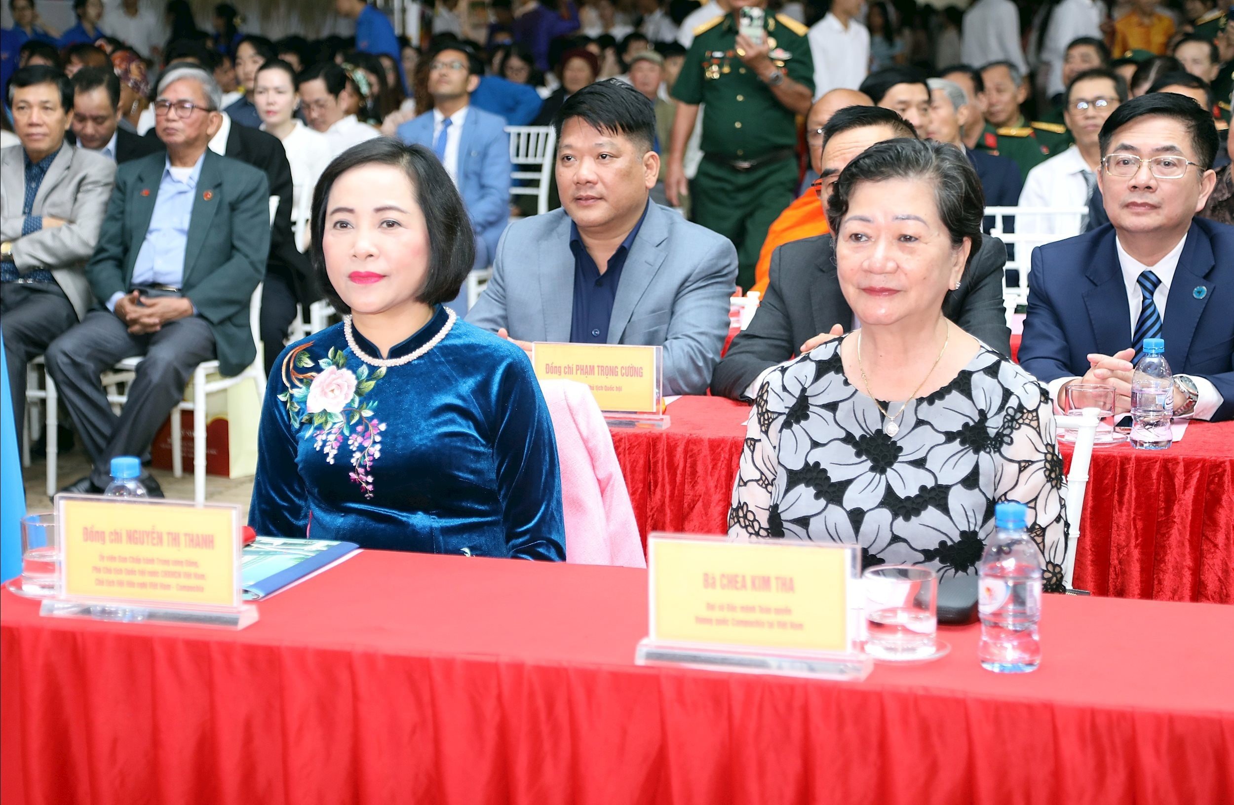 Vietnamesische und kambodschanische Studenten haken sich unter. Nối vòng tay sinh viên Việt Nam - Campuchia