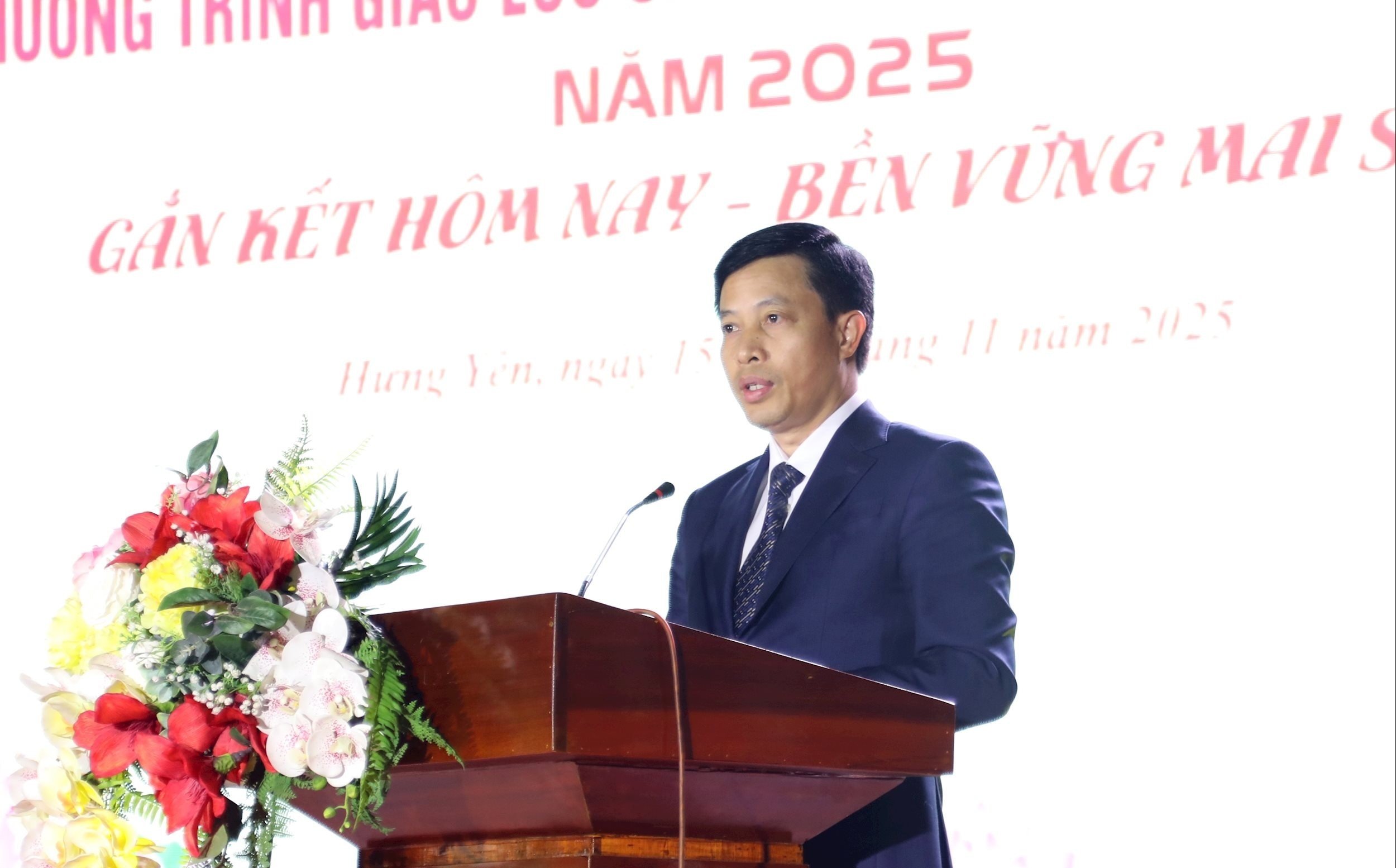 Vietnamesische und kambodschanische Studenten haken sich unter. Nối vòng tay sinh viên Việt Nam - Campuchia