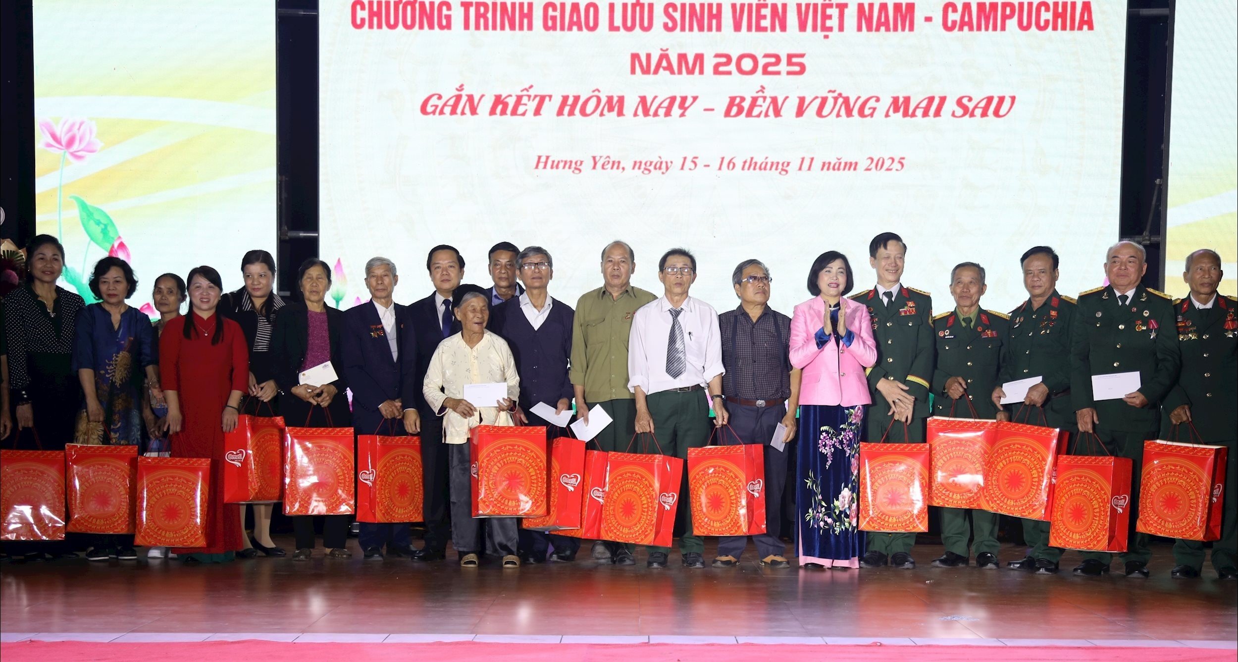 Vietnamesische und kambodschanische Studenten haken sich unter. Nối vòng tay sinh viên Việt Nam - Campuchia