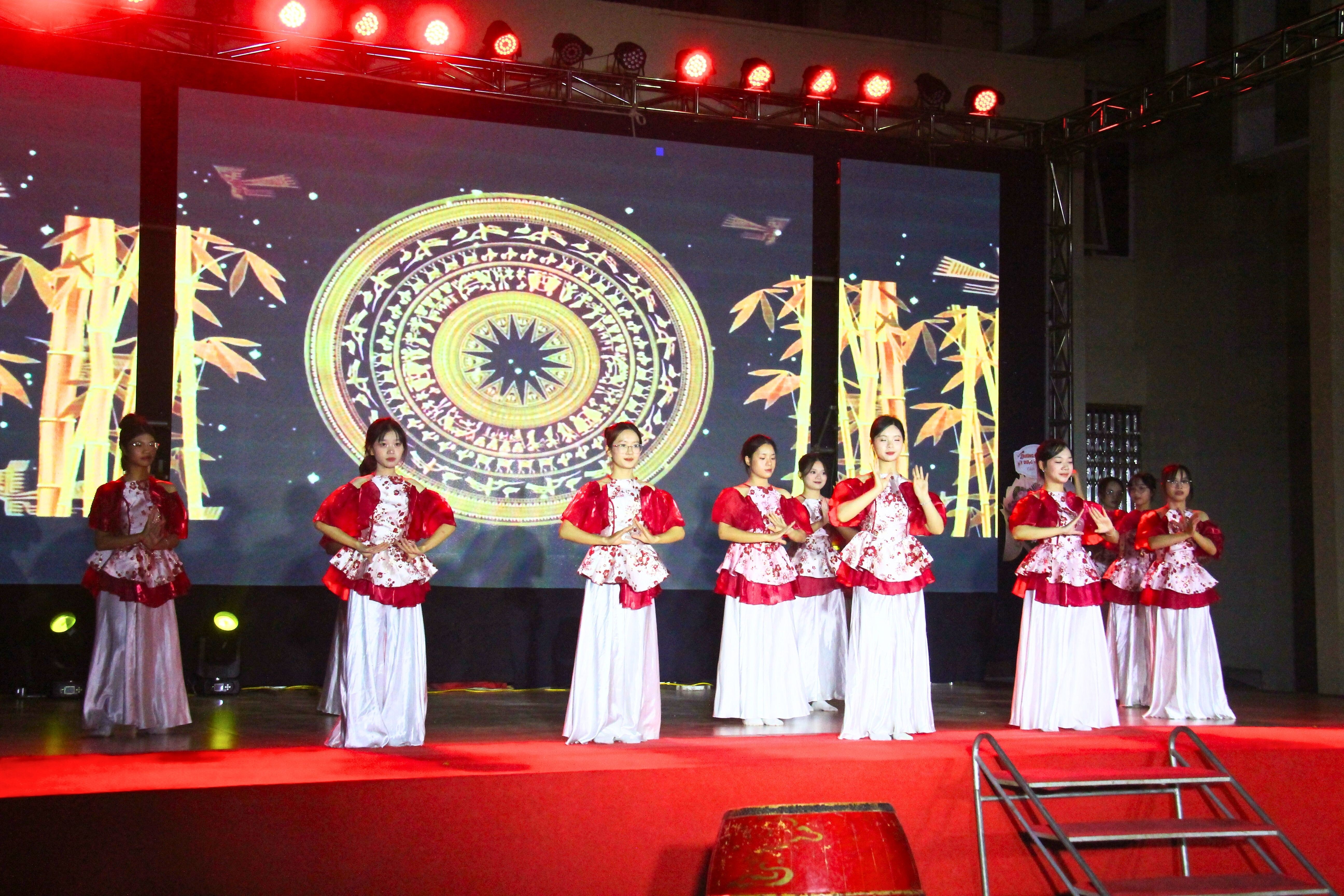 Vietnamesische und kambodschanische Studenten haken sich unter. Nối vòng tay sinh viên Việt Nam - Campuchia