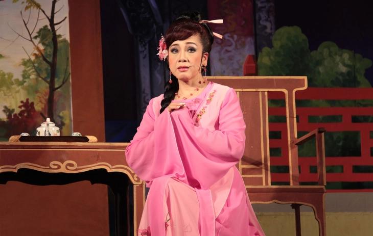 Phuong Hong Thuy វិលមកឆាកវិញក្រោយ៣០ឆ្នាំ - រូបថត ២. Phương Hồng Thủy - Ảnh 2.