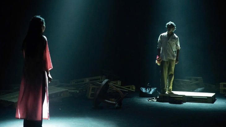 LucTeam voert het toneelstuk 'Tomorrow the sky will shine again' na op het Zuidpodium van vóór 1975 - Foto 2. Trần Lực dựng lại vở ‘Ngày mai trời lại sáng’ - Ảnh 1.