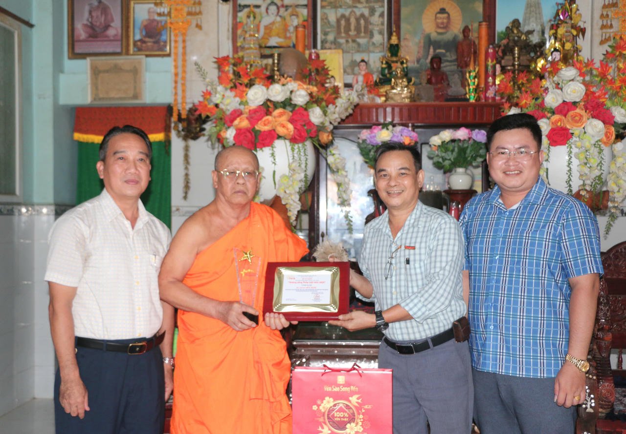 โดยได้รับอนุญาตจากหนังสือพิมพ์กฎหมายเวียดนาม นายตุมมินห์ฟุก เลขาธิการพรรคคอมมิวนิสต์แห่งตำบลหุ่งโหย จังหวัดก่าเมา (ซ้าย) และผู้สื่อข่าวหนังสือพิมพ์กฎหมายนาม ได้มอบประกาศนียบัตรและเหรียญที่ระลึกสำหรับต้นแบบกฎหมายปี 2025 ให้แก่พระภิกษุฮูฮิญ