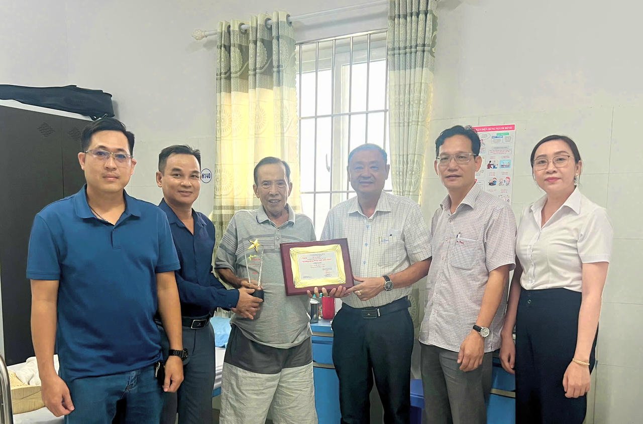 ได้รับมอบอำนาจจากกระทรวงยุติธรรม นายหวู่ หงิ บิ่ญ ผู้อำนวยการกรมยุติธรรมจังหวัดก่าเมา (ที่ 3 จากขวา) และผู้สื่อข่าวหนังสือพิมพ์กฎหมายเวียดนาม มอบประกาศนียบัตรและเหรียญรางวัลผู้เป็นแบบอย่างทางกฎหมายประจำปี 2568 ให้กับทนายความ เล ไห่ ลัม