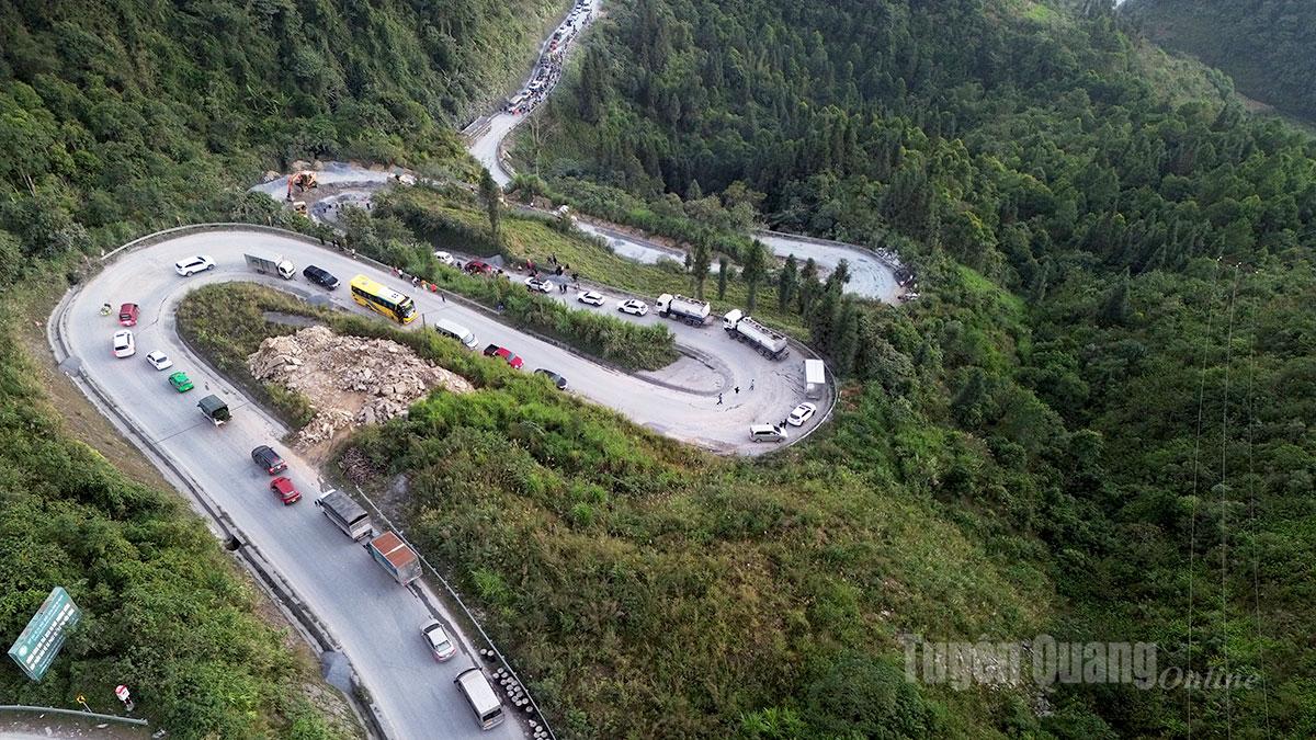 At around 5:00 p.m. on November 15, traffic jams continued to occur on Quan Ba Heaven's Gate slope.