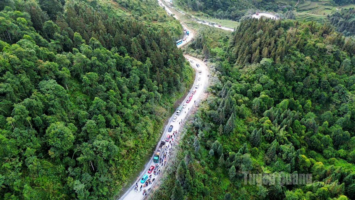 Traffic jam on the weekend morning, November 15 at Quan Ba Heaven's Gate slope.