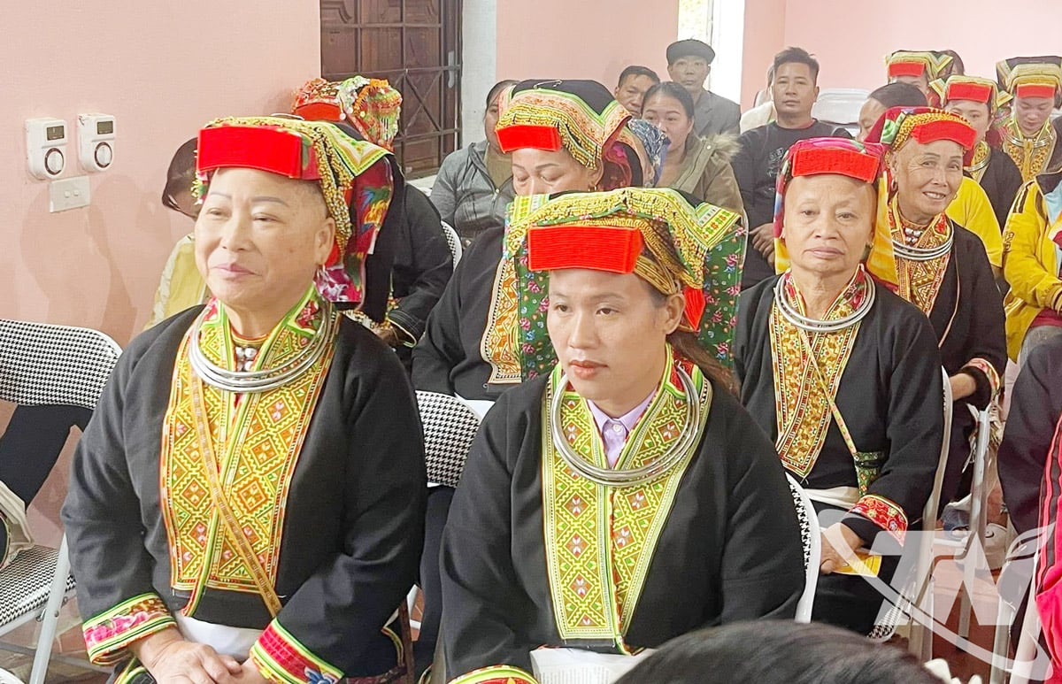 Dong Dong falu lakói, Dan Tien községben egy propagandaülésen, TGPL 2025. november.