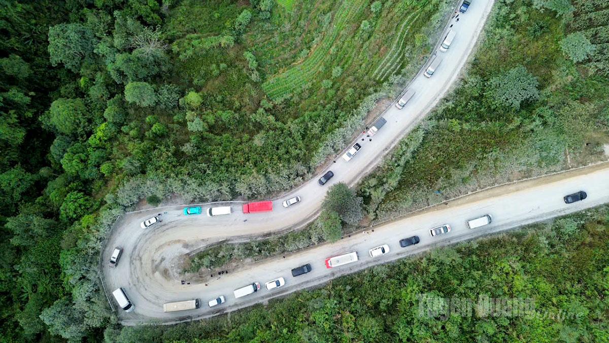 Long lines of cars waiting.