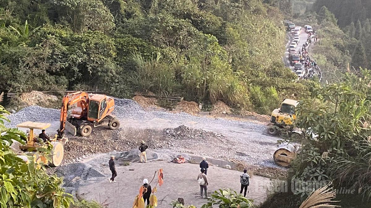 The construction unit repairing and upgrading National Highway 4C, Quan Ba Heaven's Gate slope, worked both morning and afternoon on November 15.
