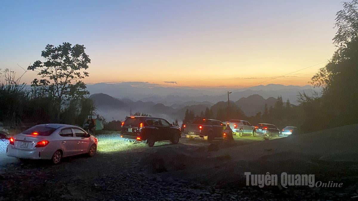 Many vehicles were impatiently waiting until dark on Quan Ba Heaven's Gate slope.
