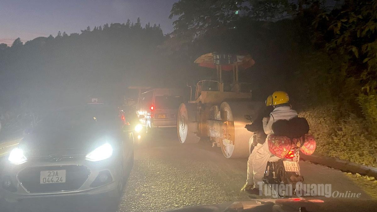 When the construction was finished, two road rollers of the construction unit continued to follow the same convoy that was stuck.