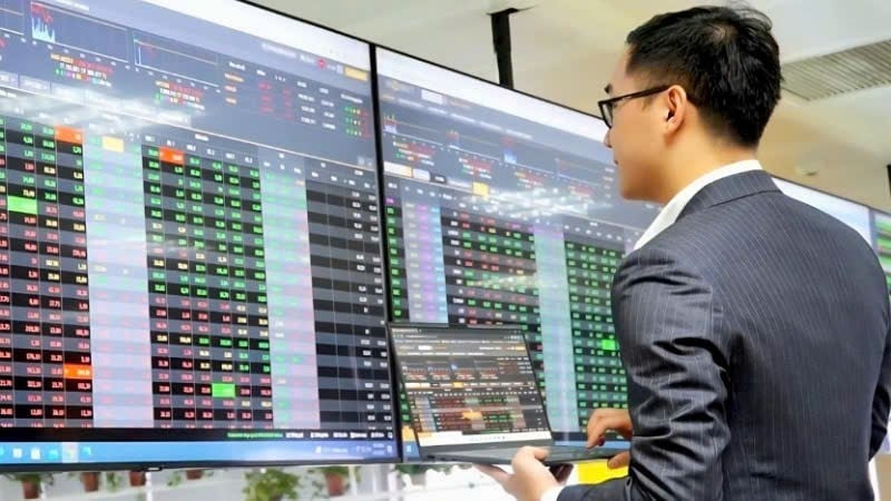 វិនិយោគិនកំពុងរង់ចាំនិន្នាការថ្មីនៅក្នុងទីផ្សារភាគហ៊ុនវៀតណាម។