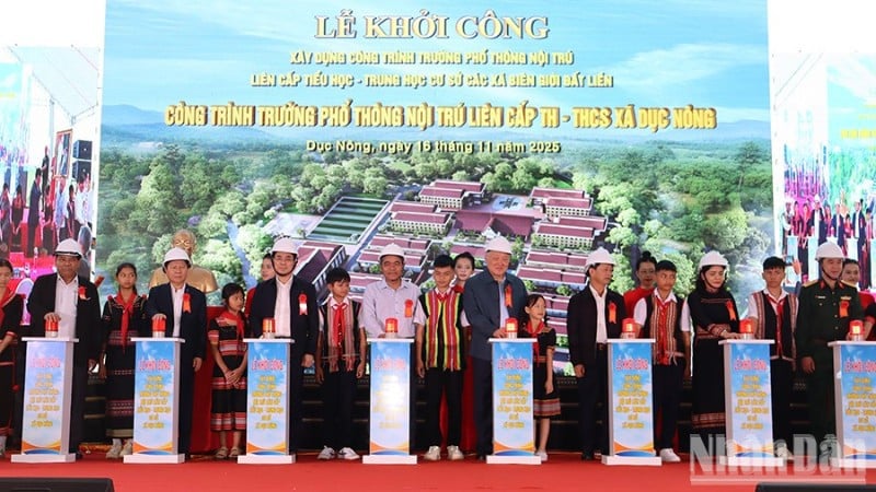 ឧបនាយករដ្ឋមន្ត្រីអចិន្ត្រៃយ៍លោក Nguyen Hoa Binh និងថ្នាក់ដឹកនាំក្រសួង ស្ថាប័ននានា និងខេត្ត Quang Ngai បានធ្វើពិធីបើកការដ្ឋានសាងសង់។