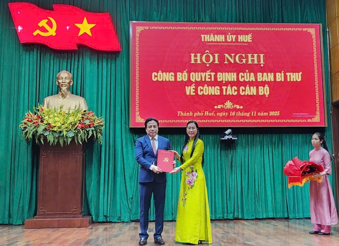 Leder av Khanh Hoa provinsielle folkekomité, Nguyen Khac Toan, ble utnevnt av sekretariatet til å inneha stillingen som visesekretær i Hue bys partikomité, og ble samtidig introdusert som valgt til leder av Hue bys folkekomité. Foto: Van Dinh. Chủ tịch UBND tỉnh Khánh Hòa Nguyễn Khắc Toàn được Ban Bí thư điều động giữ chức vụ Phó Bí thư Thành ủy Huế, đồng thời giới thiệu để bầu Chủ tịch UBND TP Huế. Ảnh: Văn Dinh.