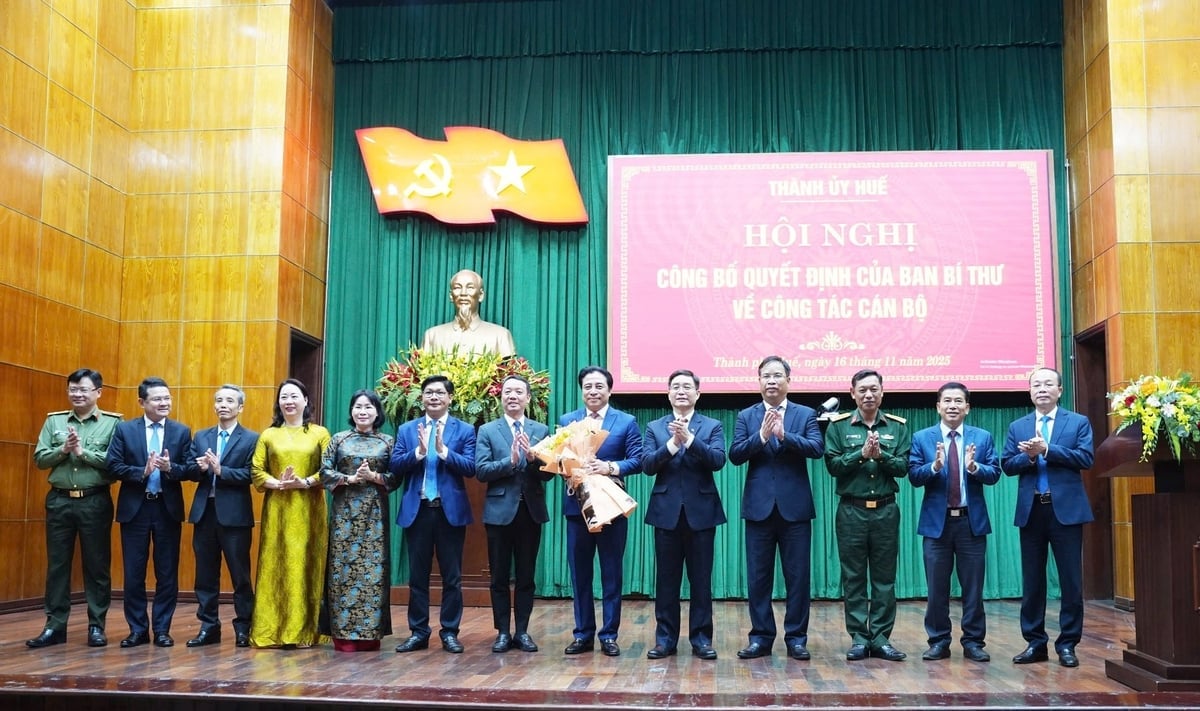 Hue bys festkomité gratulerer herr Nguyen Khac Toan. Foto: Van Dinh. Thành ủy Huế chúc mừng ông Nguyễn Khắc Toàn. Ảnh: Văn Dinh.