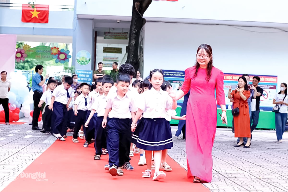 Učitelé základní školy Nguyen An Ninh (obvod Tam Hiep) vítají žáky 1. ročníku.