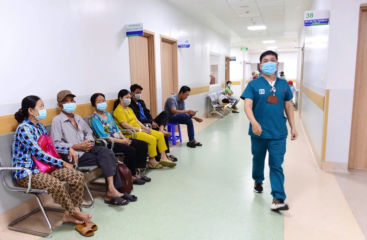 Người dân TP.HCM trên 65 tuổi nhận thẻ bảo hiểm y tế ‘miễn phí’ ở đâu? - Ảnh 1.