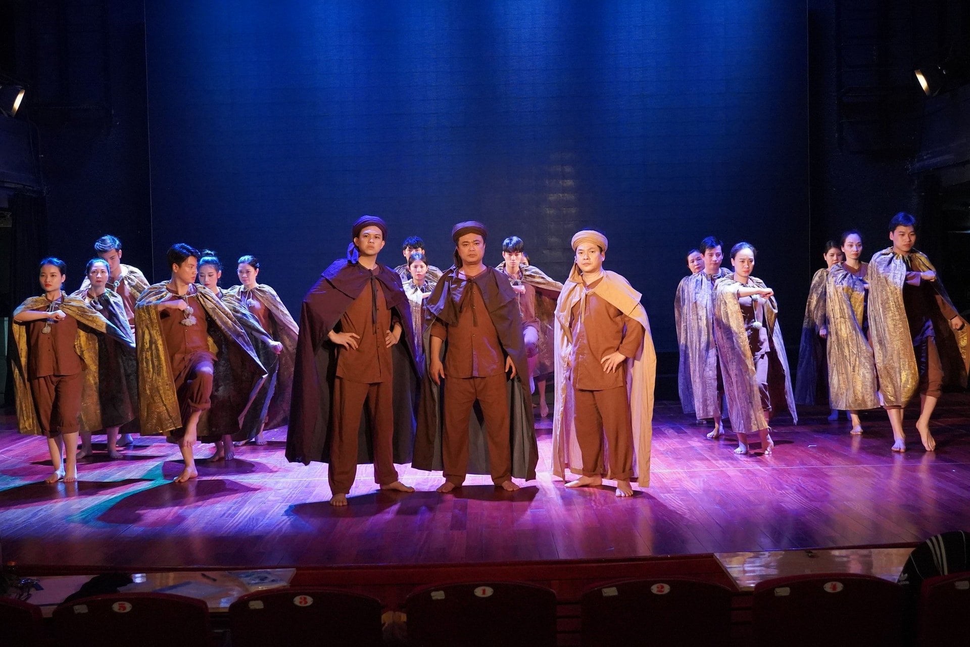 Dva festivaly - dva Hai liên hoan - hai