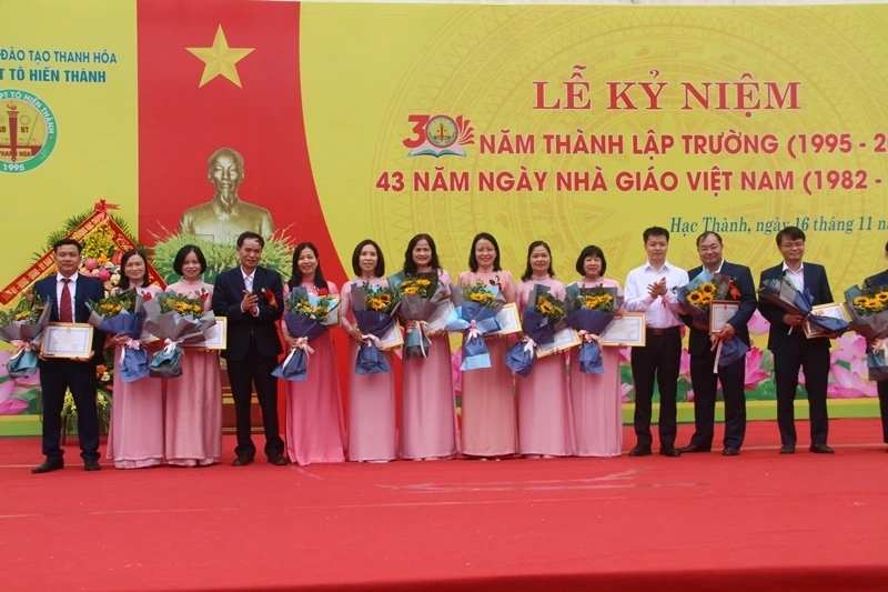 La escuela secundaria To Hien Thanh celebra 30 años de fundación, construcción y desarrollo.
