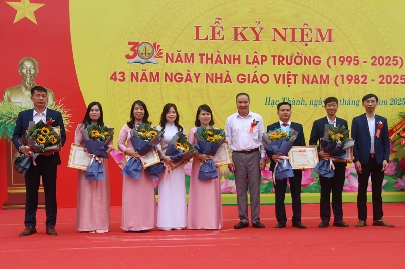 La escuela secundaria To Hien Thanh celebra 30 años de fundación, construcción y desarrollo.