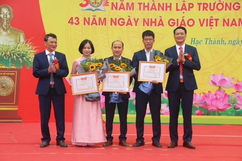 La escuela secundaria To Hien Thanh celebra 30 años de fundación, construcción y desarrollo.