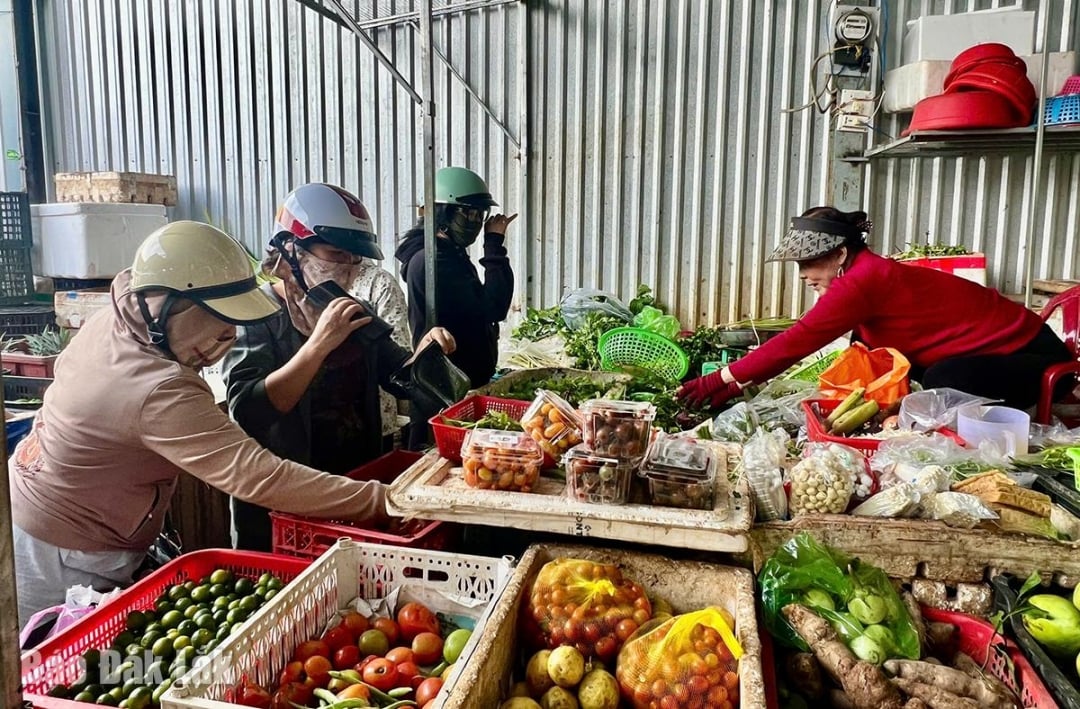 Giá rau, củ, quả tăng nên tiểu thương giảm số lượng hàng tại quầy.