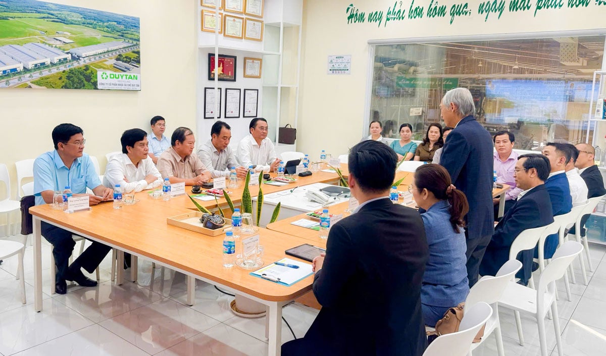 Scena sesiunii de lucru la compania de reciclare Duy Tan.